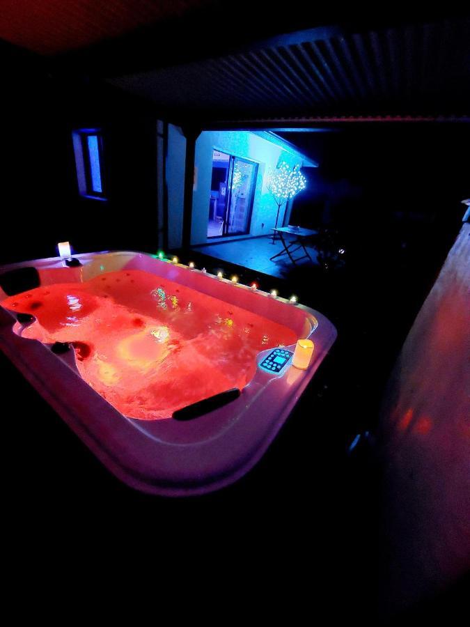 Un Sejour Romantique En Couple Avec Jacuzzi Prive Chromotherapie Jardin Maison Privee Ychoux Bagian luar foto